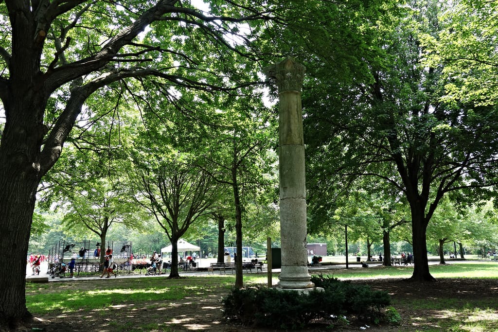 Column of Jerash in Flushing Meadows-Corona Park (photo by the author for Hyperallergic)