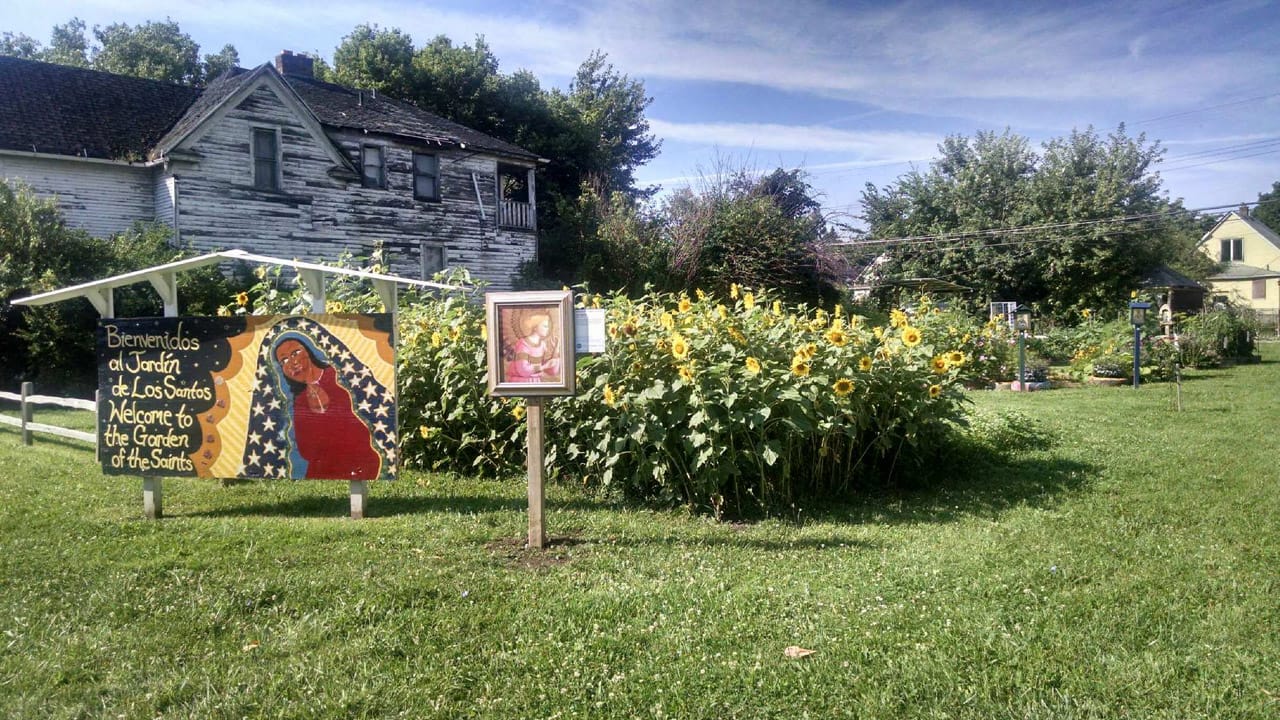 A piece by Oya Amakisi alongside a reproduction of Fra Angelica's work at the Jardin de los Santos (photo by Jillian Reese) (click to enlarge)