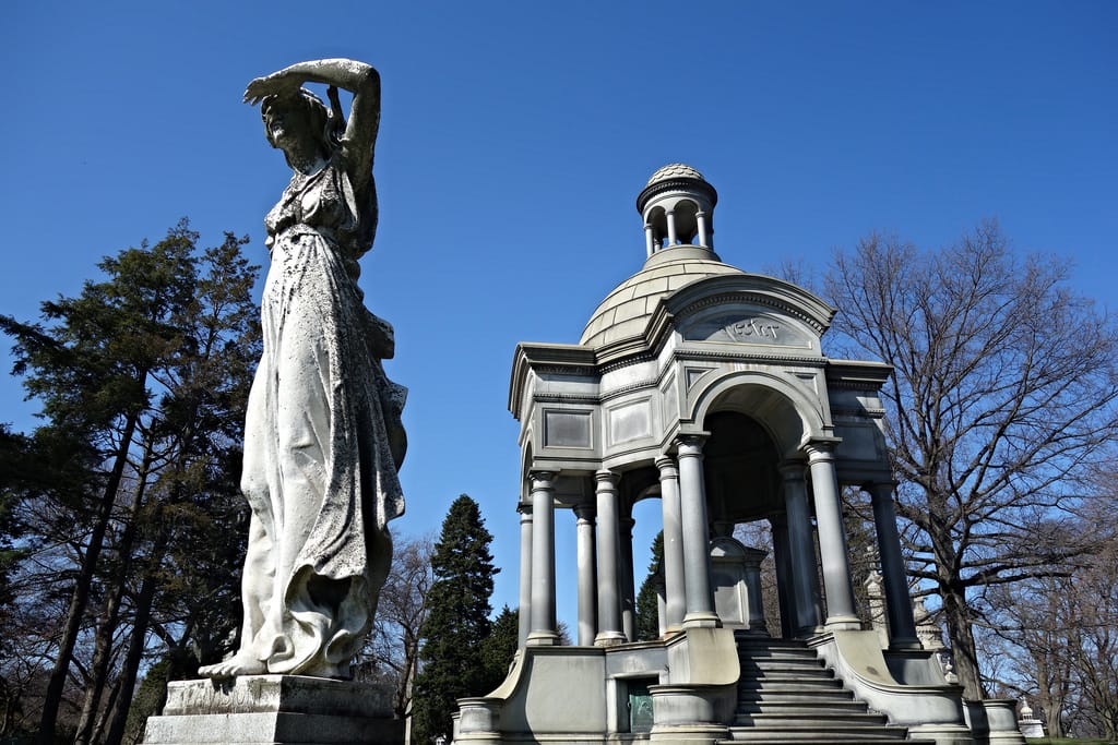 Woodlawn Cemetery, The Bronx (photo by the author for Hyperallergic)