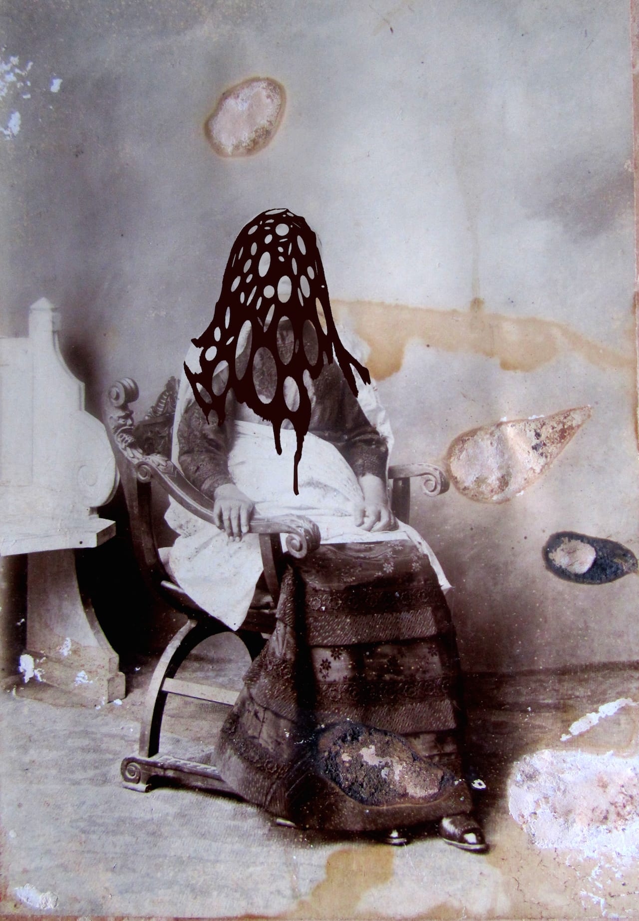 Amalia Ramanankirahina, "Nenibe 4," from the series 'Portraits de Famille' (2013) (click to enlarge)