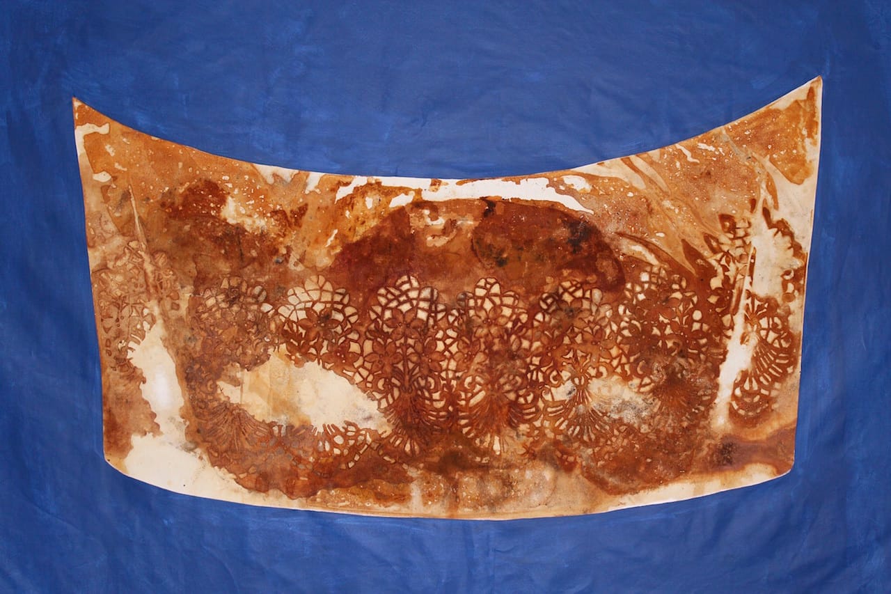 Cal Lane, "Veiled Hood Stain #7" (2014), rust and acrylic on canvas, 165 x 208.5 cm (photo by Cal Lane, courtesy the artist and Art Mûr)