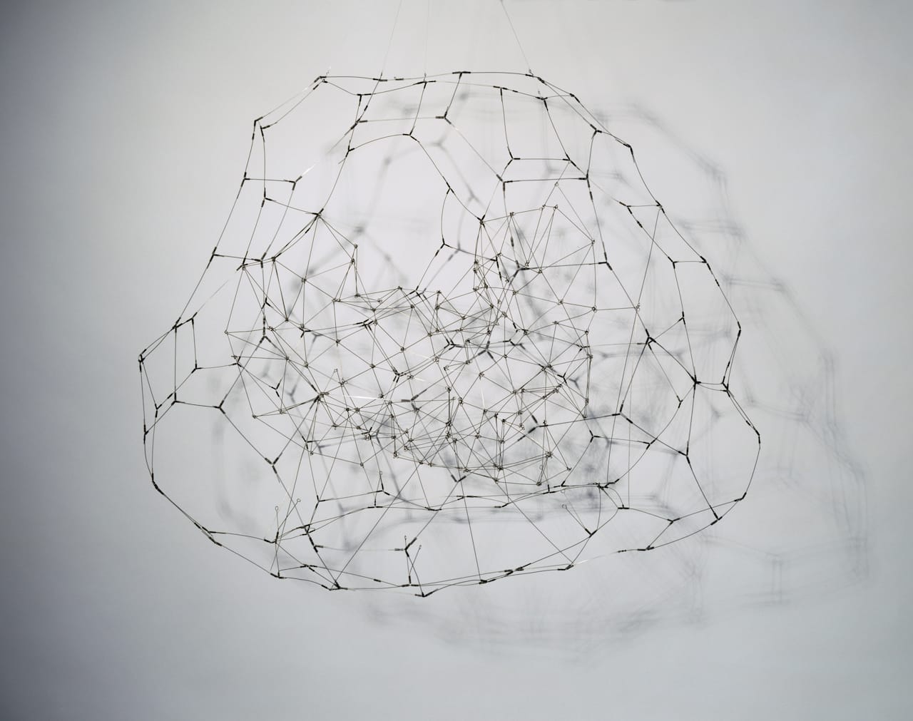 Gego (Gertrud Goldschmidt), "Esfera N° 8" ("Sphere No. 8") (1977), steel wire with metal leader sleeves (Museum of Fine Arts, Houston, gift of the Fundación Gego; © Fundación Gego)