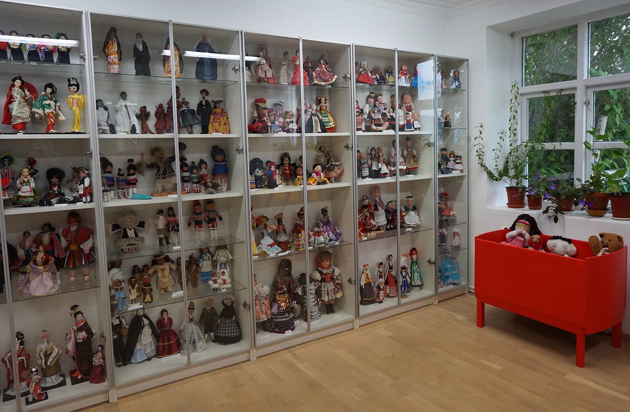 Rows and rows of dolls