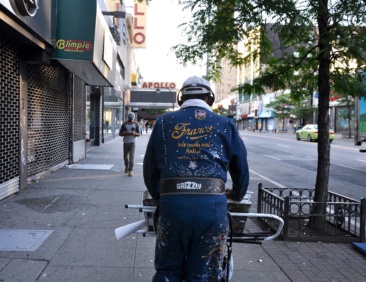 Franco the Great, aka the Picasso of Harlem, aka Franco Gaskin (photo by the author for Hyperallergic)