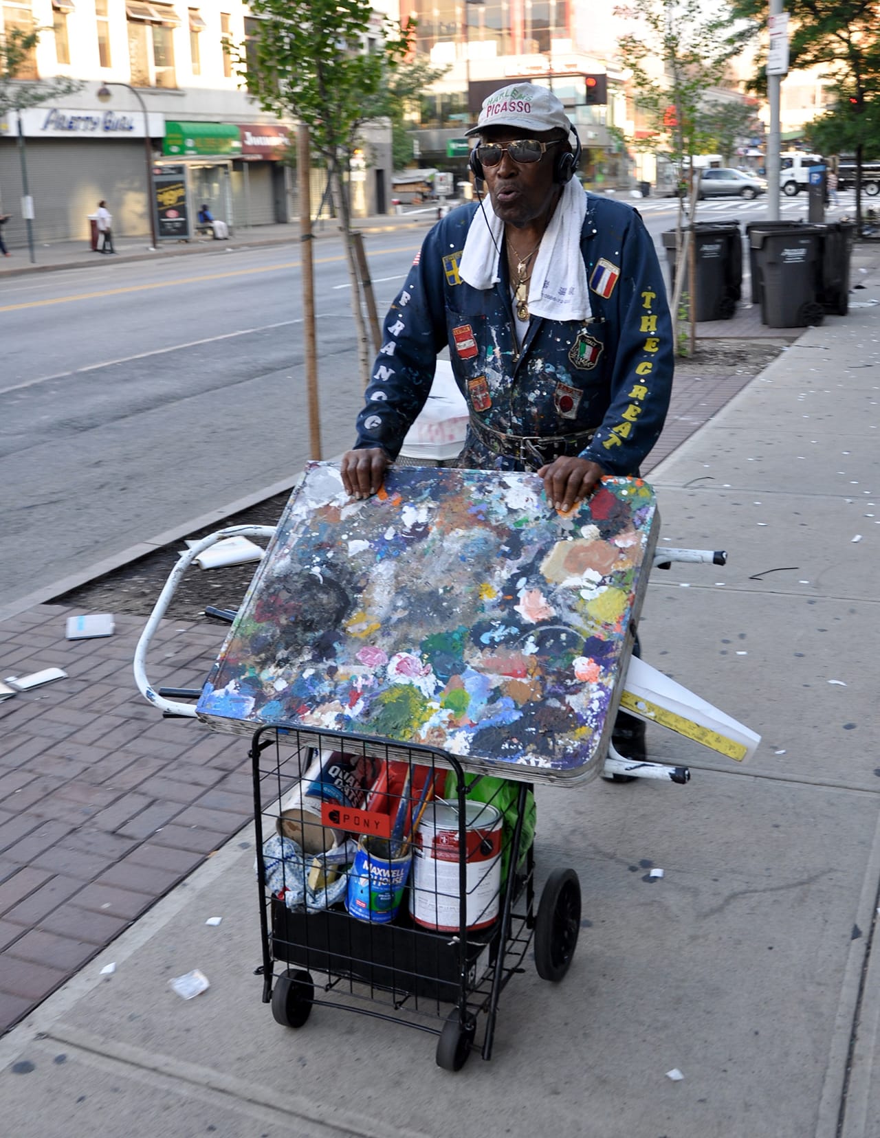 Franco the Great, aka the Picasso of Harlem, aka Franco Gaskin, on his way to work (photo by the author for Hyperallergic)