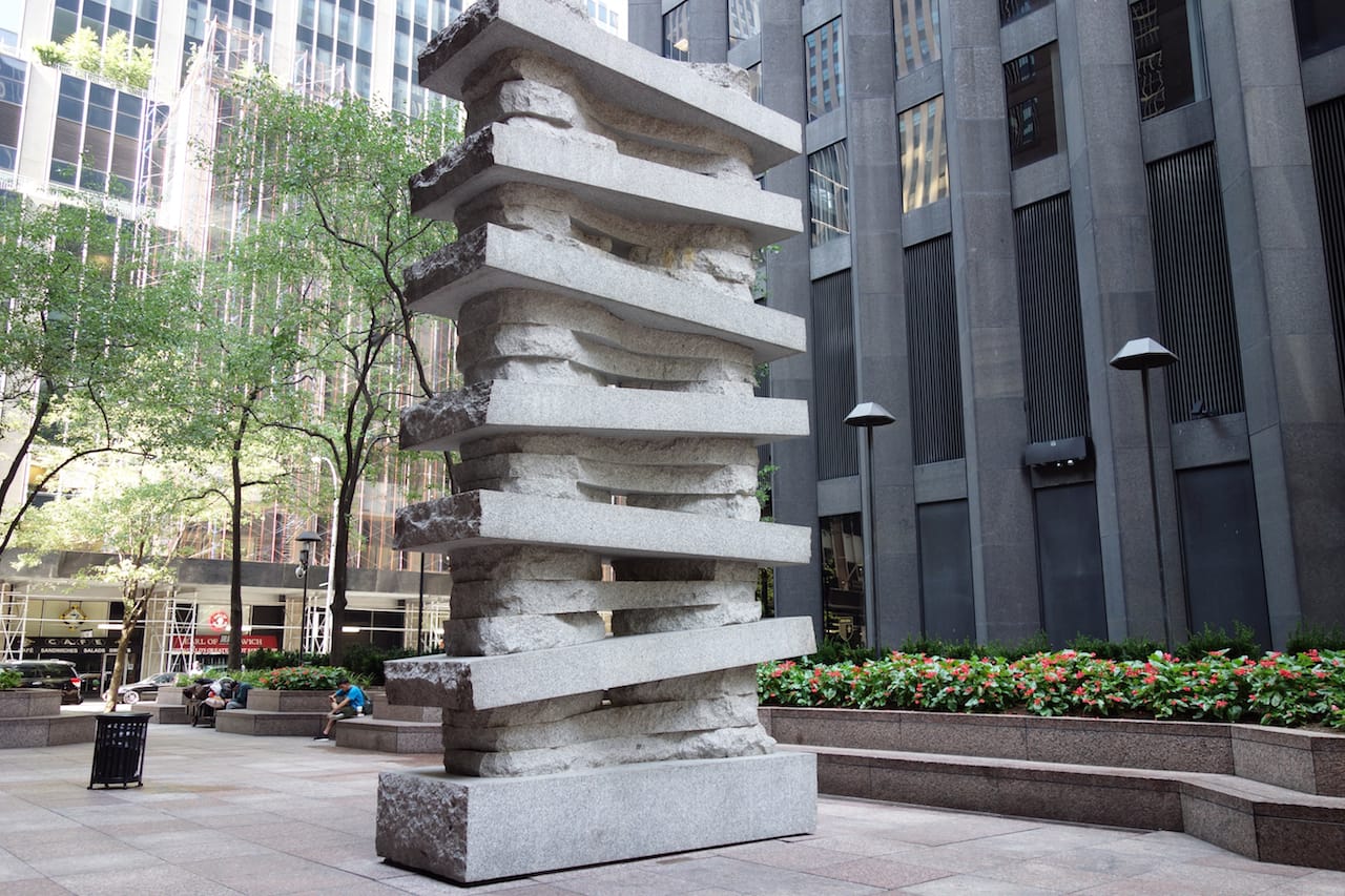 Jesús Moroles, "Lapstrake" (1987), in Midtown Manhattan across from the Museum of Modern Art (photo by the author for Hyperallergic)