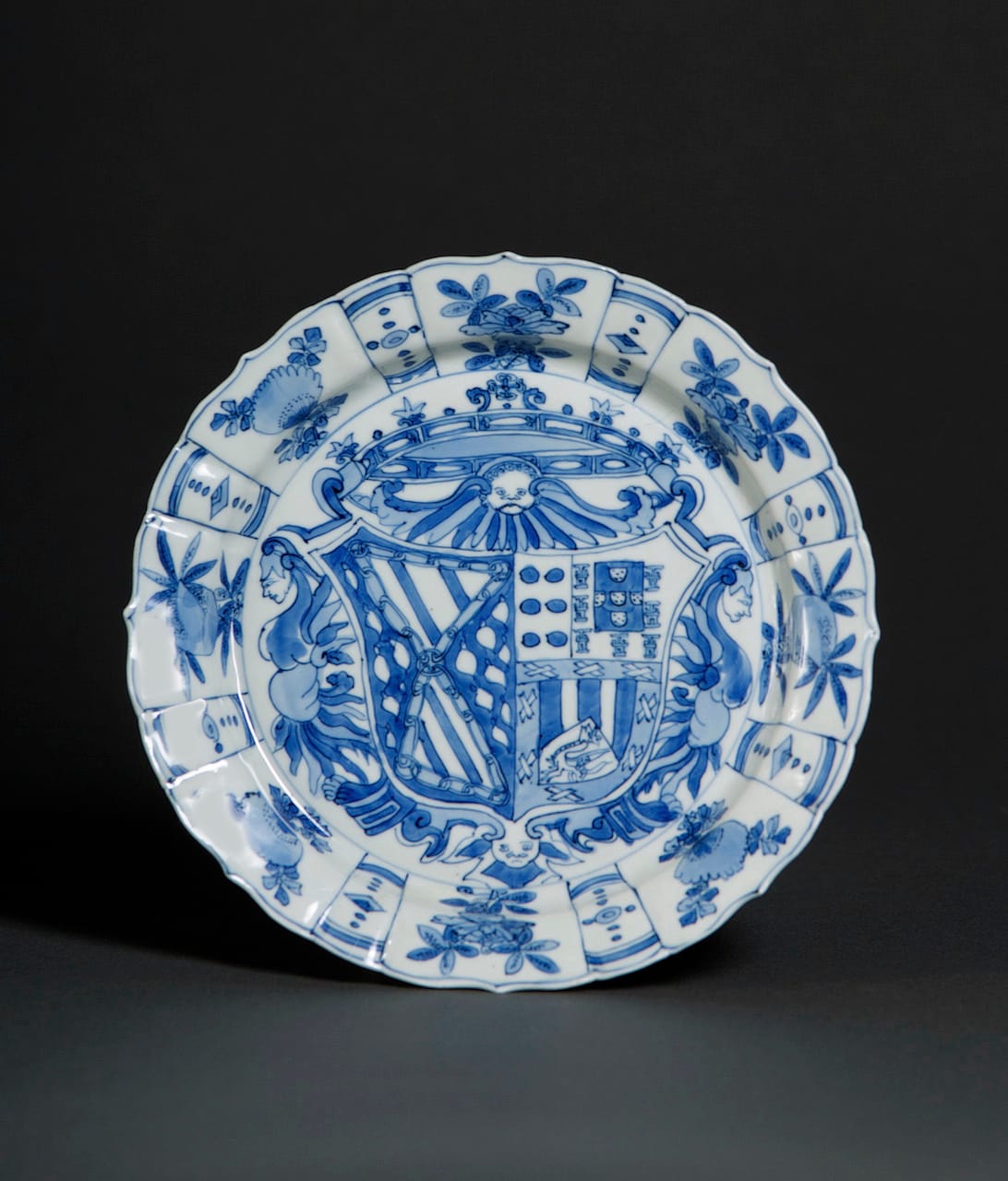 Plate with the arms of García Hurtado de Mendoza y Manrique and Teresa de Castro y de la Cueva (1588-1593), porcelain with underglaze blue decoration (Thomas Lurie Collection, courtesy Museum of Fine Arts, Boston)