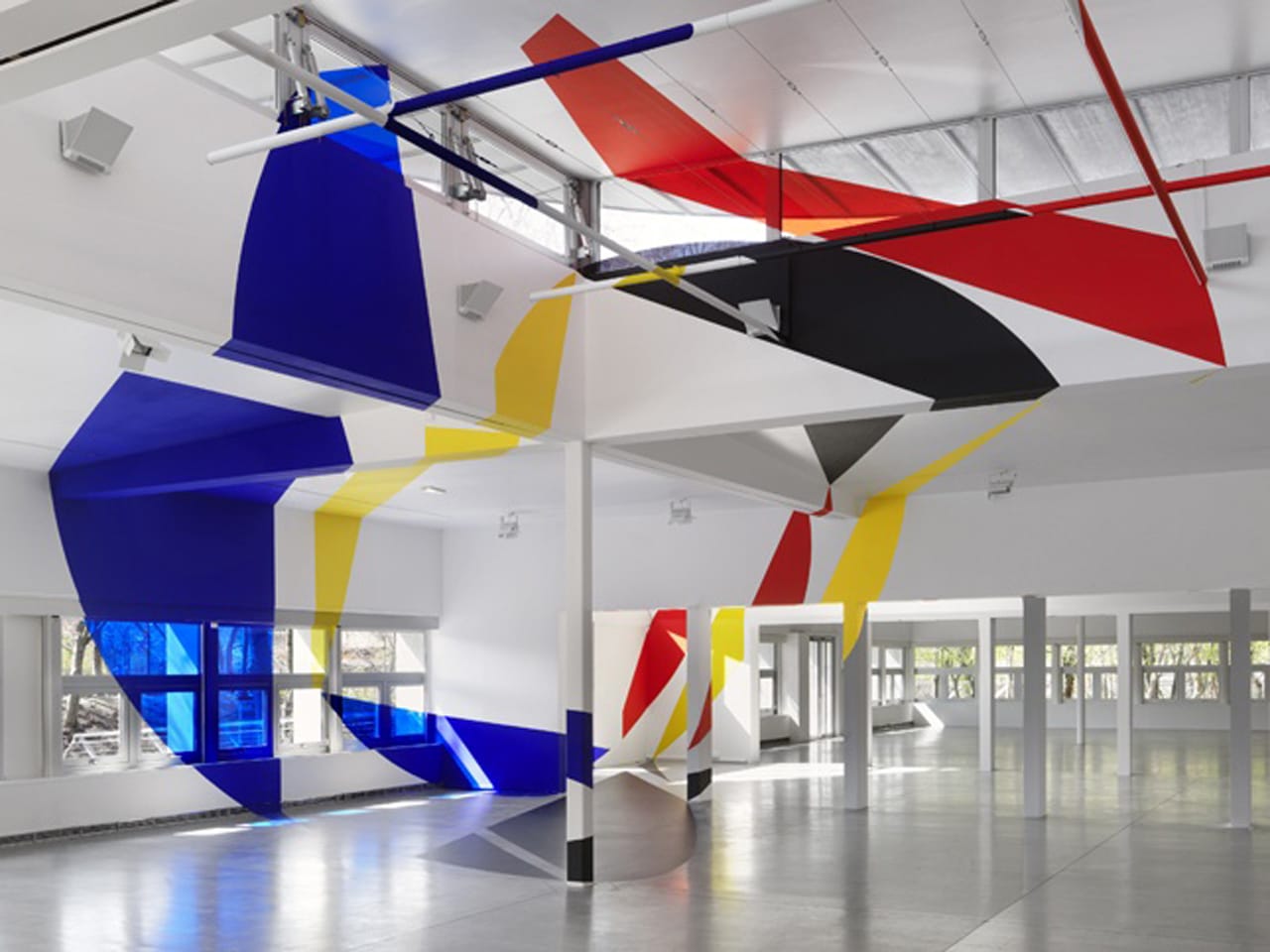 “Rouge jaune noir bleu entre les disques et les trapezes” (2015) side view, installed in 1,000 square meter building Pavillon Paul-Delouvrier