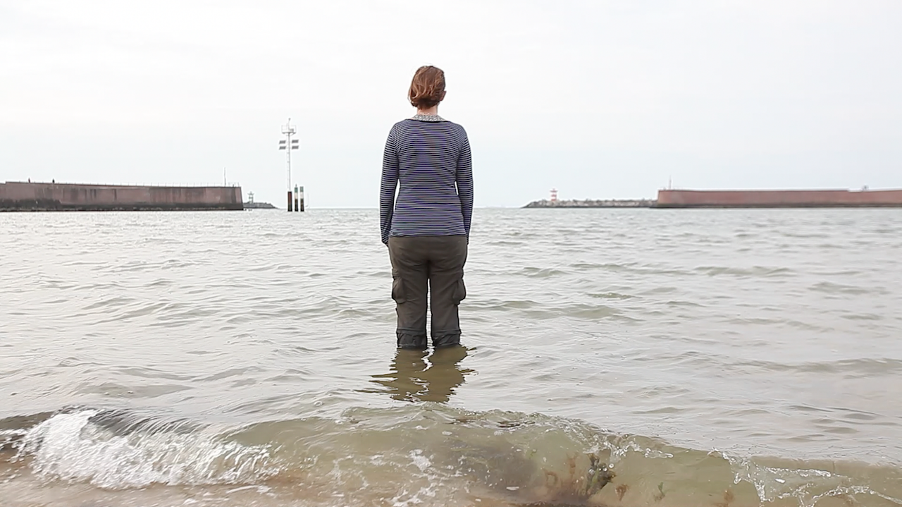 Sarah Cameron Sunde,  research documentation of "36.5 / a durational performance with the sea" (2015) (photo by Jonas de Witte, courtesy the artist)