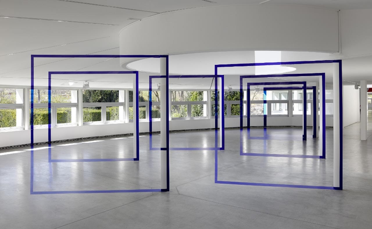 “Sept carrés pour sept colonnes” (2015) front view, installed in 1,000 square meter building Pavillon Paul-Delouvrier