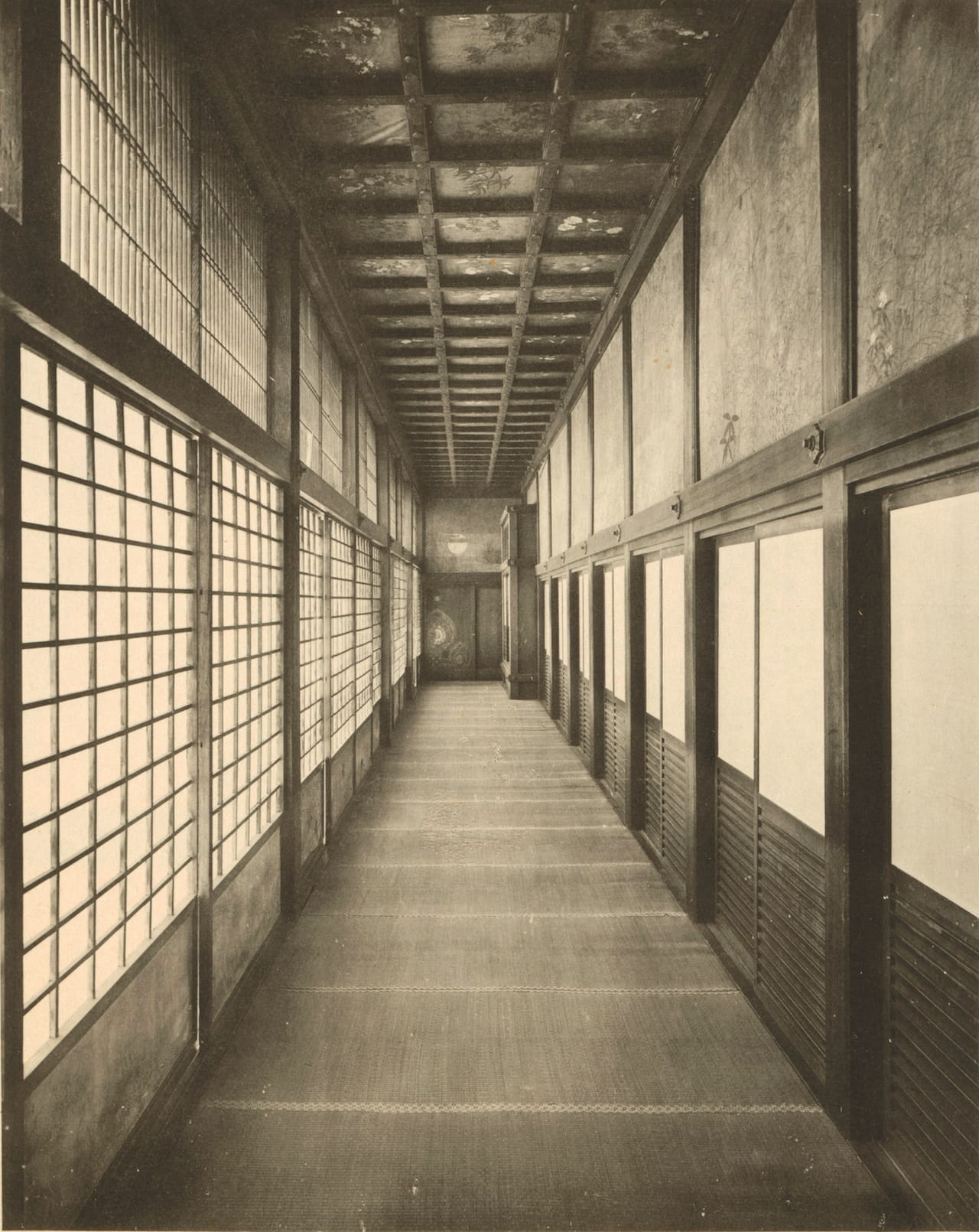 Photographer unknown: Nishi Honganji in Kyoto, passage of the northern study hall. From: Ōyagi Daigyō (Hg.) Shashinchō Honganji, Kyoto 1910. Collotype, 26.7 x 21.1 cm . © National Museums in Berlin, art library.