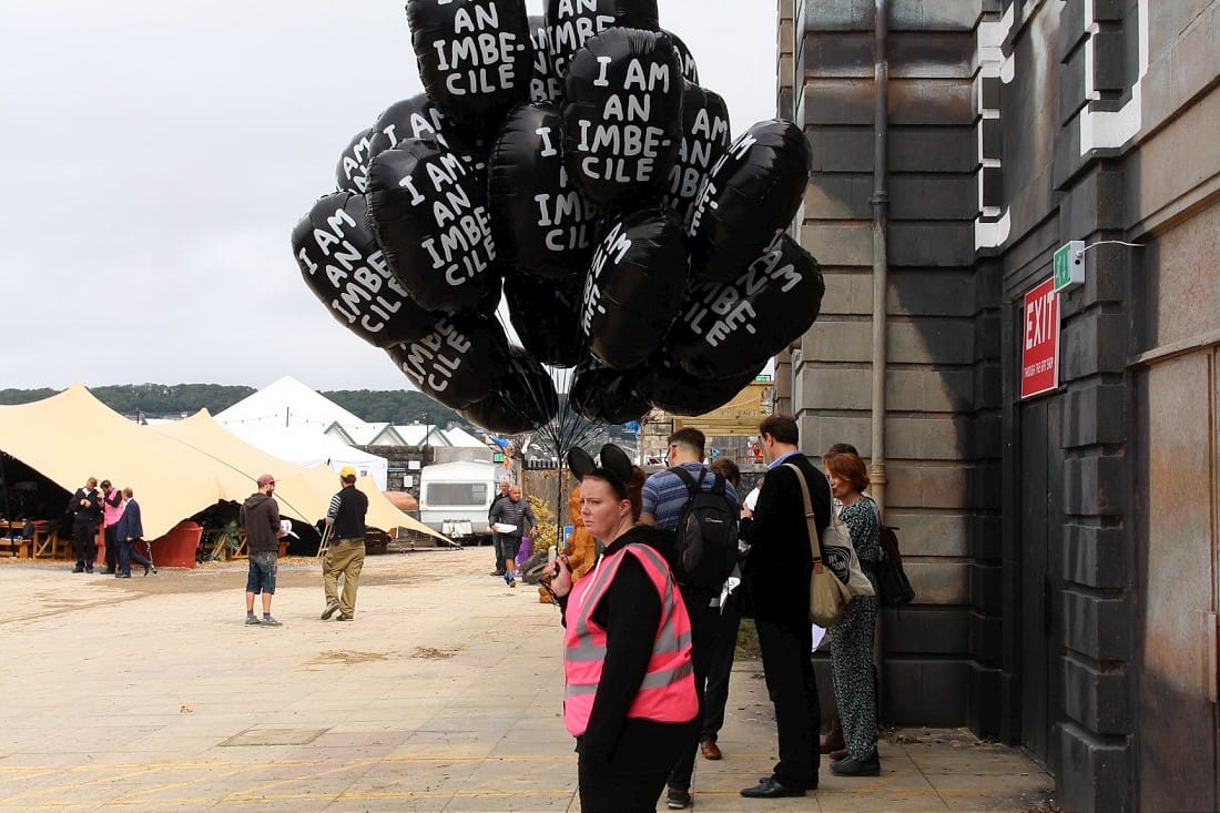 A Dismaland employee selling balloons by David Shrigley. (photo by @sashabogojev) (click to enlarge)