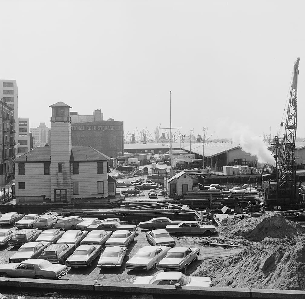 The Fulton Ferry Fireboat House (opened 1931) was home to FDNY Marine Co. #7. The building was a maritime museum from 1976 to 1982. (May 11, 1974, photo by Theodore V. Donaldson)