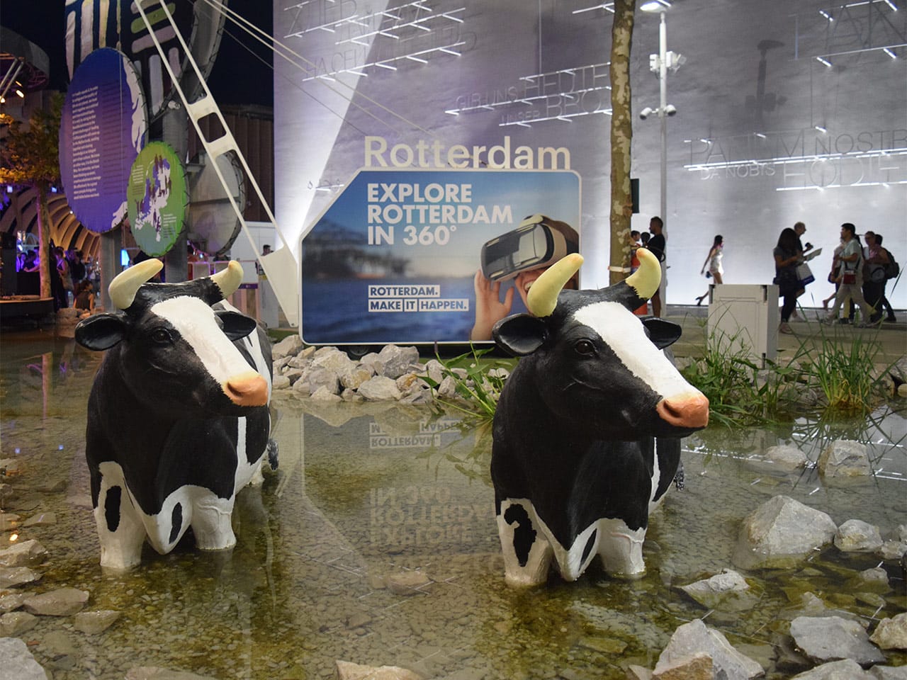 Fake cows and a billboard for an Oculus Rift tour of Rotterdam in the Dutch pavilion