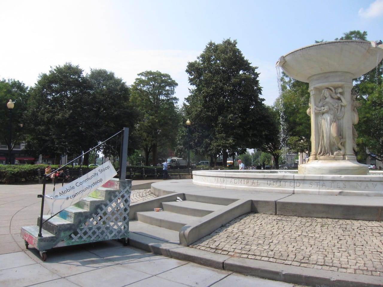 The stoop in Dupont Circle (all photos by the author for Hyperallergic unless otherwise noted)