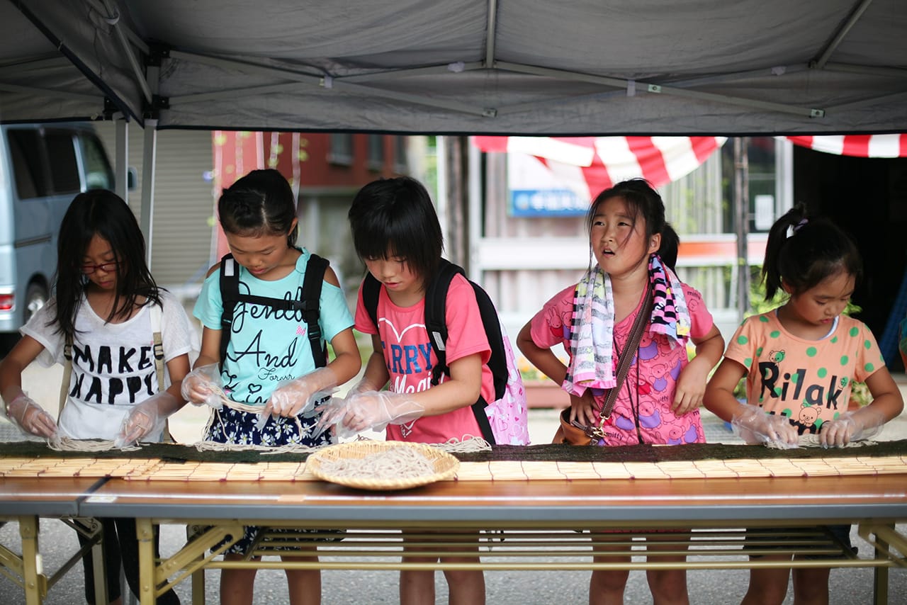 Children volunteering as part of the Echigo Tsumari Art Triennale (photo by G Yeung and Evelyn Char)