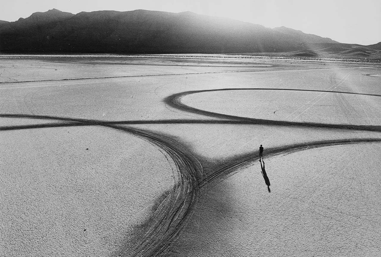 Michael Heizer’s "Circular Surface, Planar Displacement Drawing," El Mirage Dry Lake (1969), from 'Troublemakers' (photo © Gianfranco Gorgoni, courtesy Getty Research Institute, Los Angeles)
