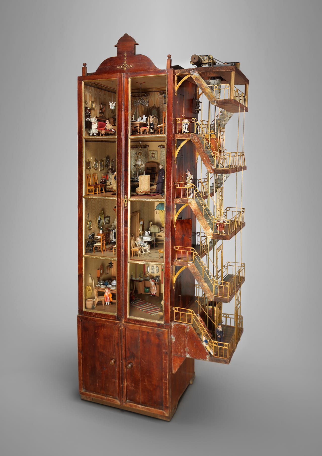 John Carlsson, Dollhouse and furnishings (1912) (© Roma Capitale –Sovrintendenza Capitolina ai Beni Culturali –Collezione di giocattoli antichi, CGA LS 32, photo by Bruce White) (click to enlarge)