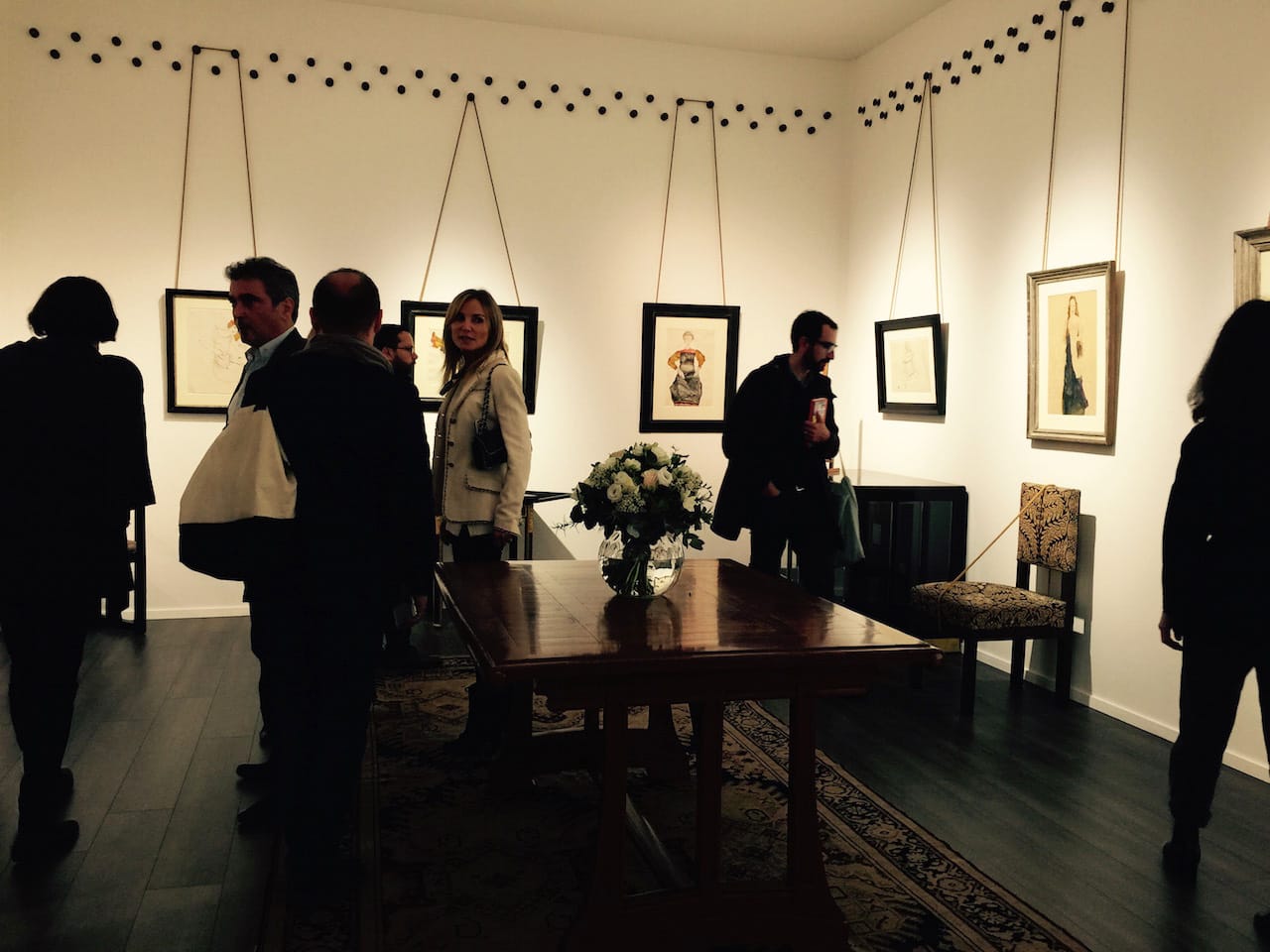 Richard Nagg's gorgeous Vienna Secession salon at Frieze Masters, with a brilliant solution for suspending pictures