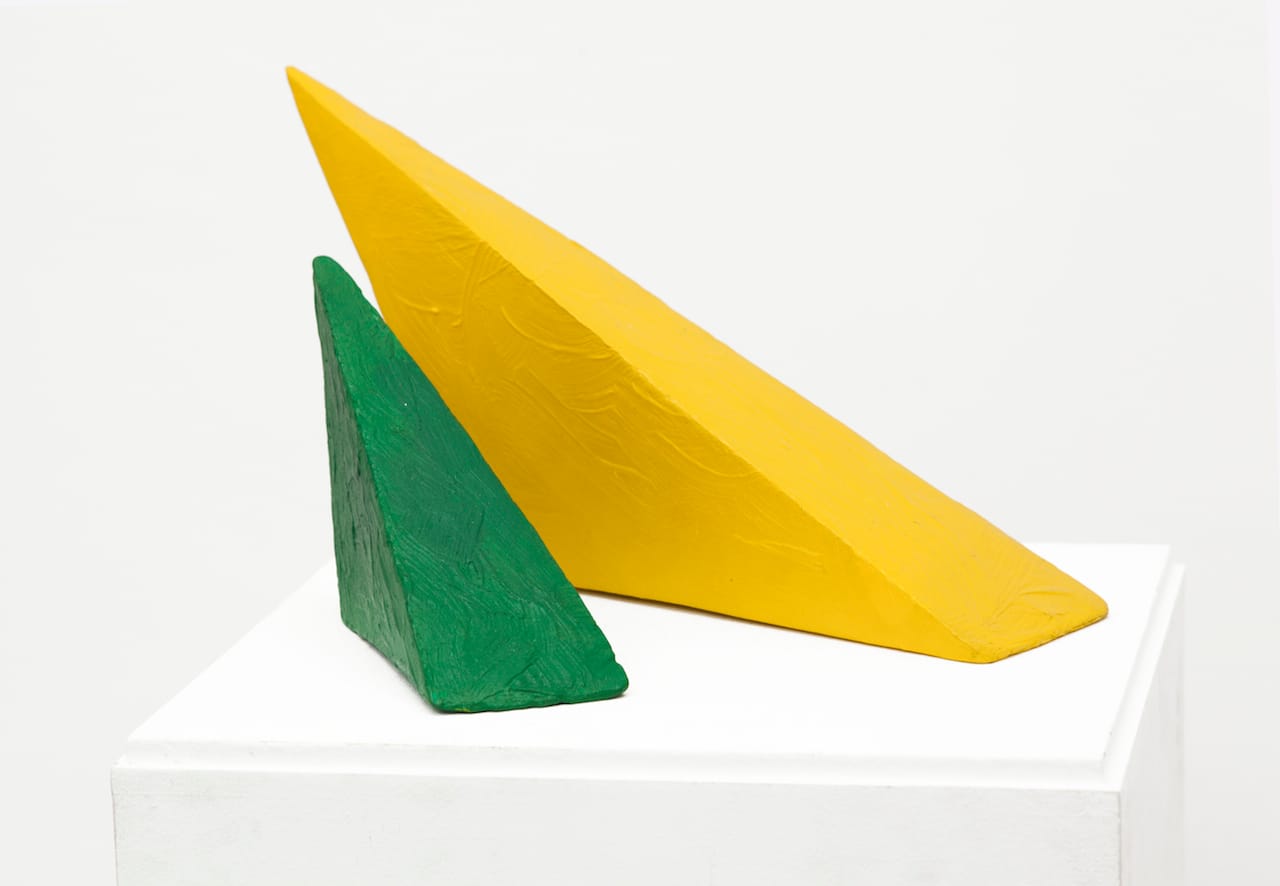 4. Eduardo Costa, PRIMERA INTERACCIÓN DE DOS PINTURAS VOLUMÉTRICAS, 1998 - 1999, Pintura acílica sólida 20 x 38,5 x 22 cm instalado