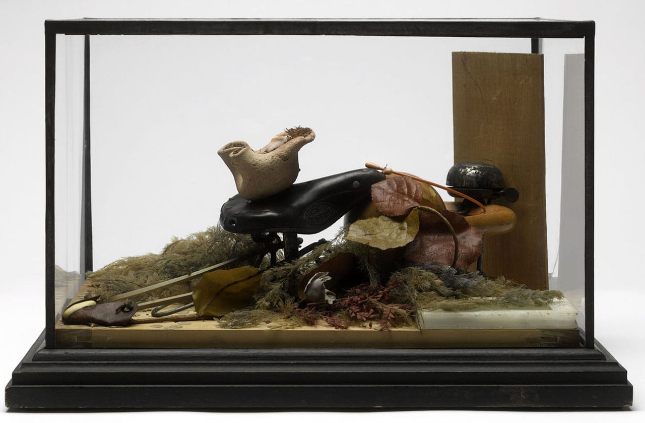 André Breton “Objet à fonctionnement symbolique” (1931) (photo by Georges Meguerditchian, courtesy the Centre Pompidou)