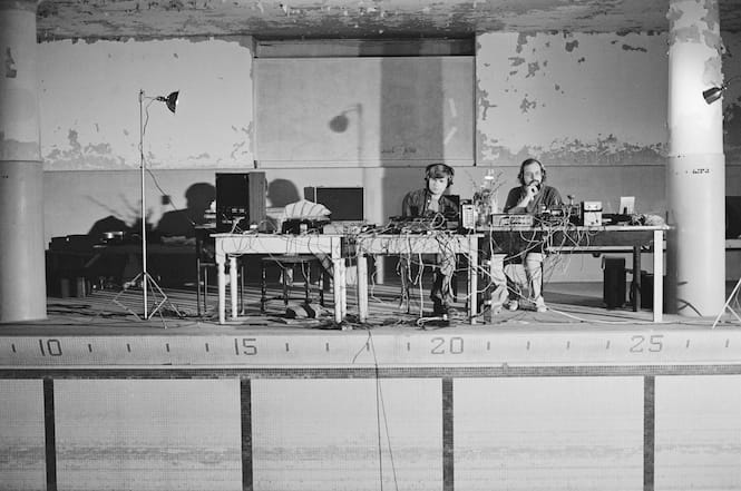 Bob-Bielecki-and-Bill-Viola-testing-systems-The-Talking-Drum-1982-Photo-Kira-Perov