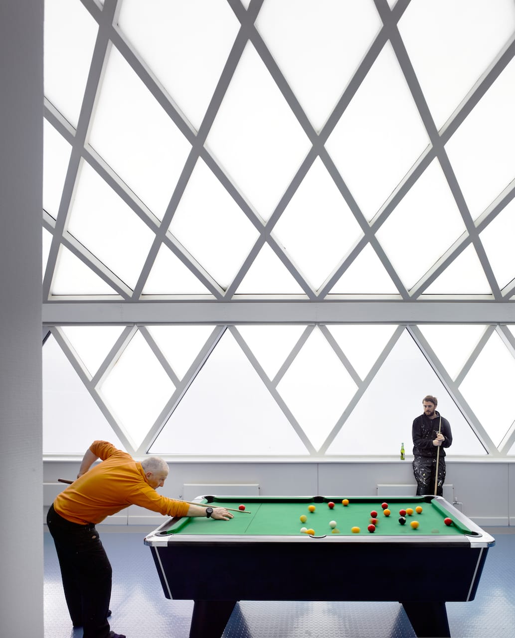 Double-height space at the heart of the social module. (© James Morris)