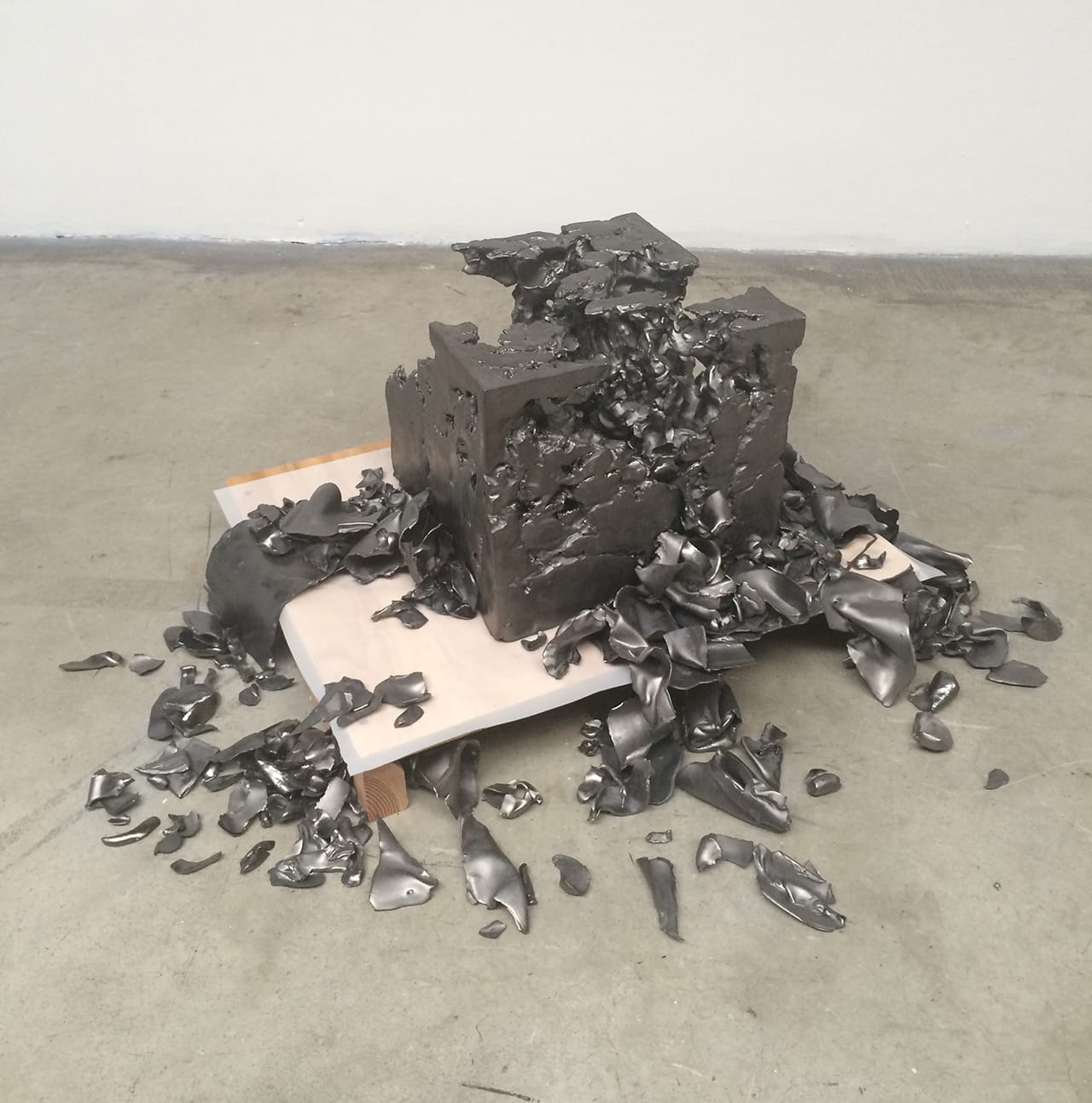 Sarah Sze, "Gray Matter" (2015), glazed ceramic, wood, plastic, stainless steel, 14 x 38 x 31 in (35.6 x 96.5 x 78.7 cm) (photo by Benjamin Sutton for Hyperallergic)