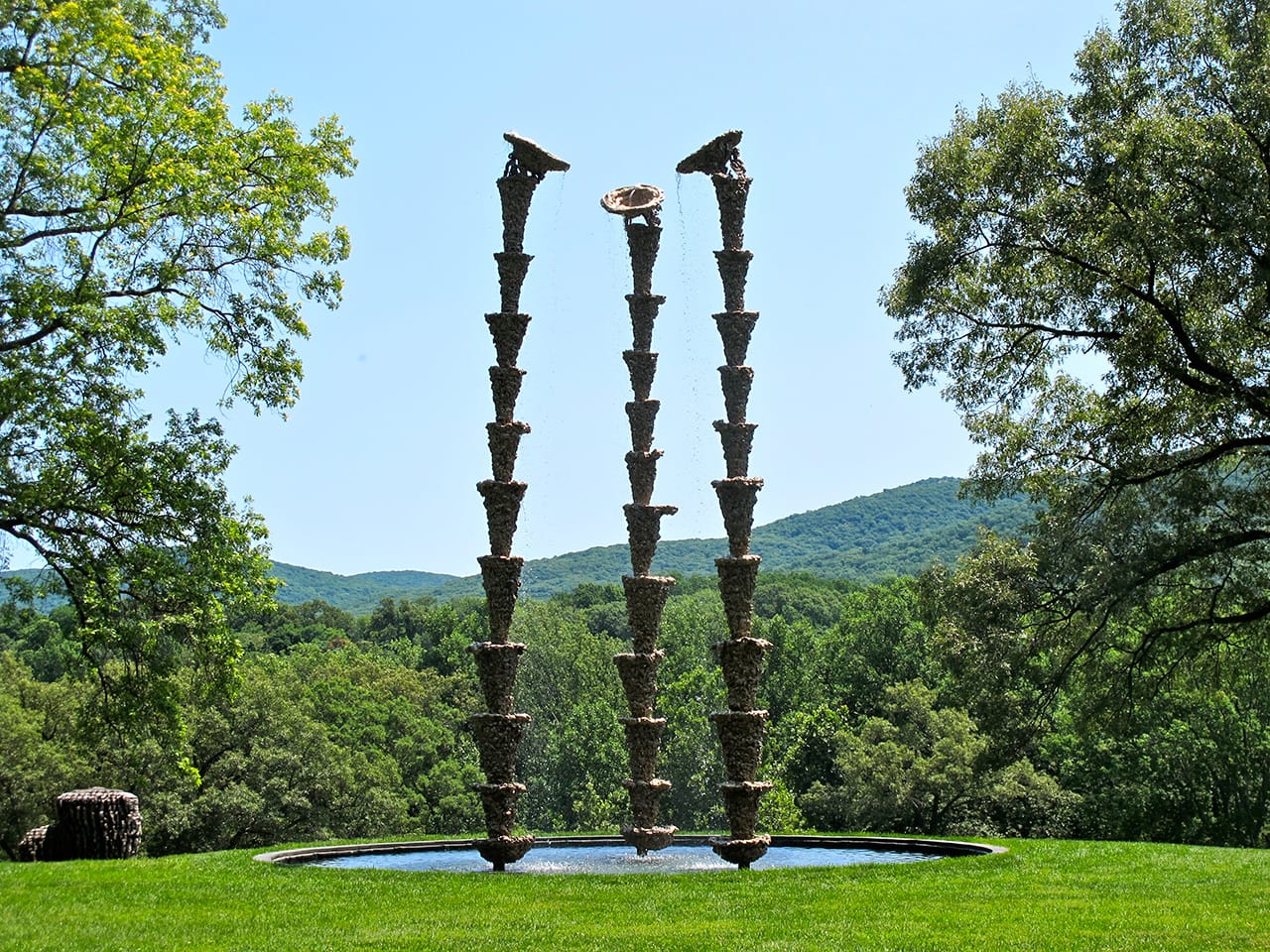 Lynda Benglis, "Bounty" (2014), cast bronze, 25' 7 ½" x 24" x 24" (Private collection); "Amber Waves" (2014), cast bronze, 25' 7 ½" x 24" x 24" (courtesy the artist and Cheim & Read, New York); "Fruited Plane" (2014), cast bronze, 25' 7 ½" x 24" x 24" (courtesy the artist and Cheim & Read, New York) (all photos by Virginia Walsh)