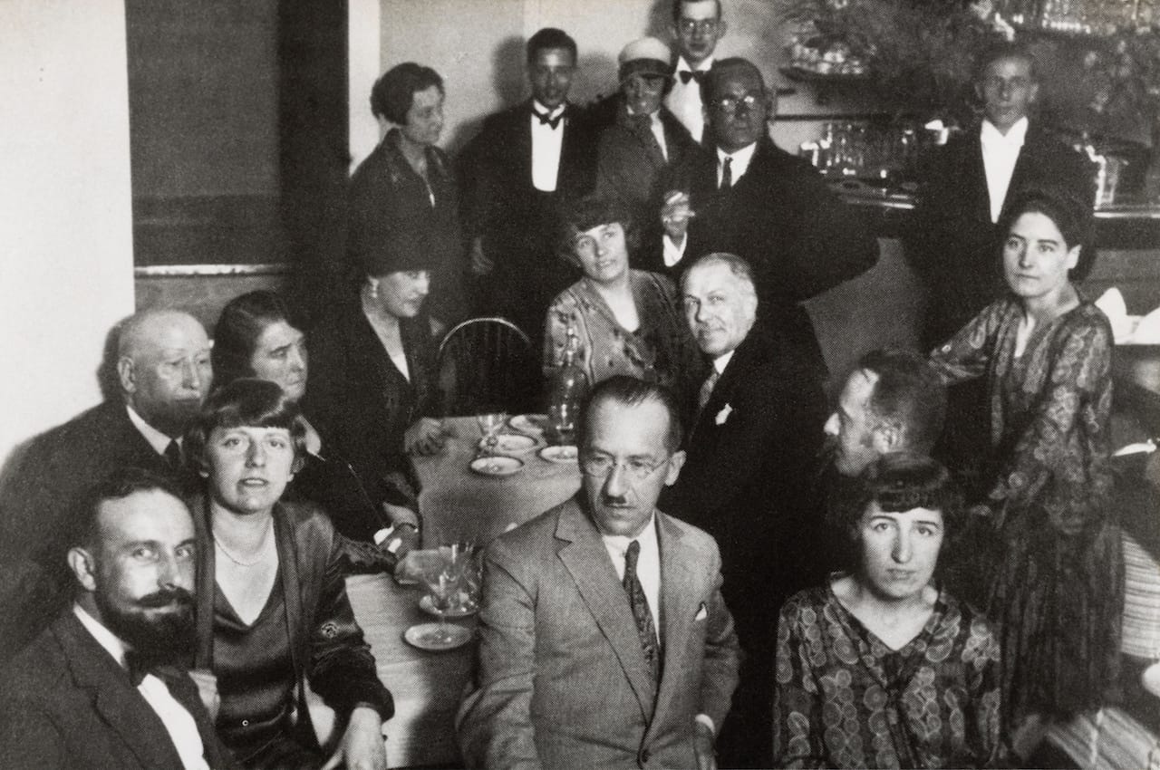 Artists in Leo Faust’s restaurant Au Neuvième Art in Paris, 1926. With Piet Mondrian, Piet Zwart, and Vilmos Huszar, among others (photo by André Kertész)
