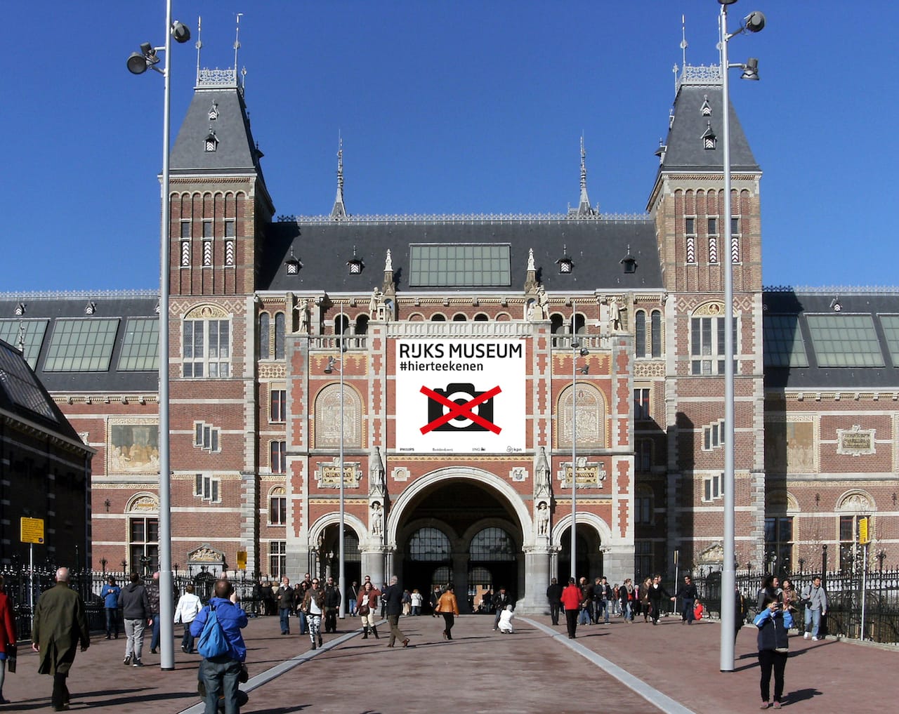 A "no cameras" banner on the exterior of the Rijksmuseum in Amsterdam (photo courtesy the Rijksmuseum)