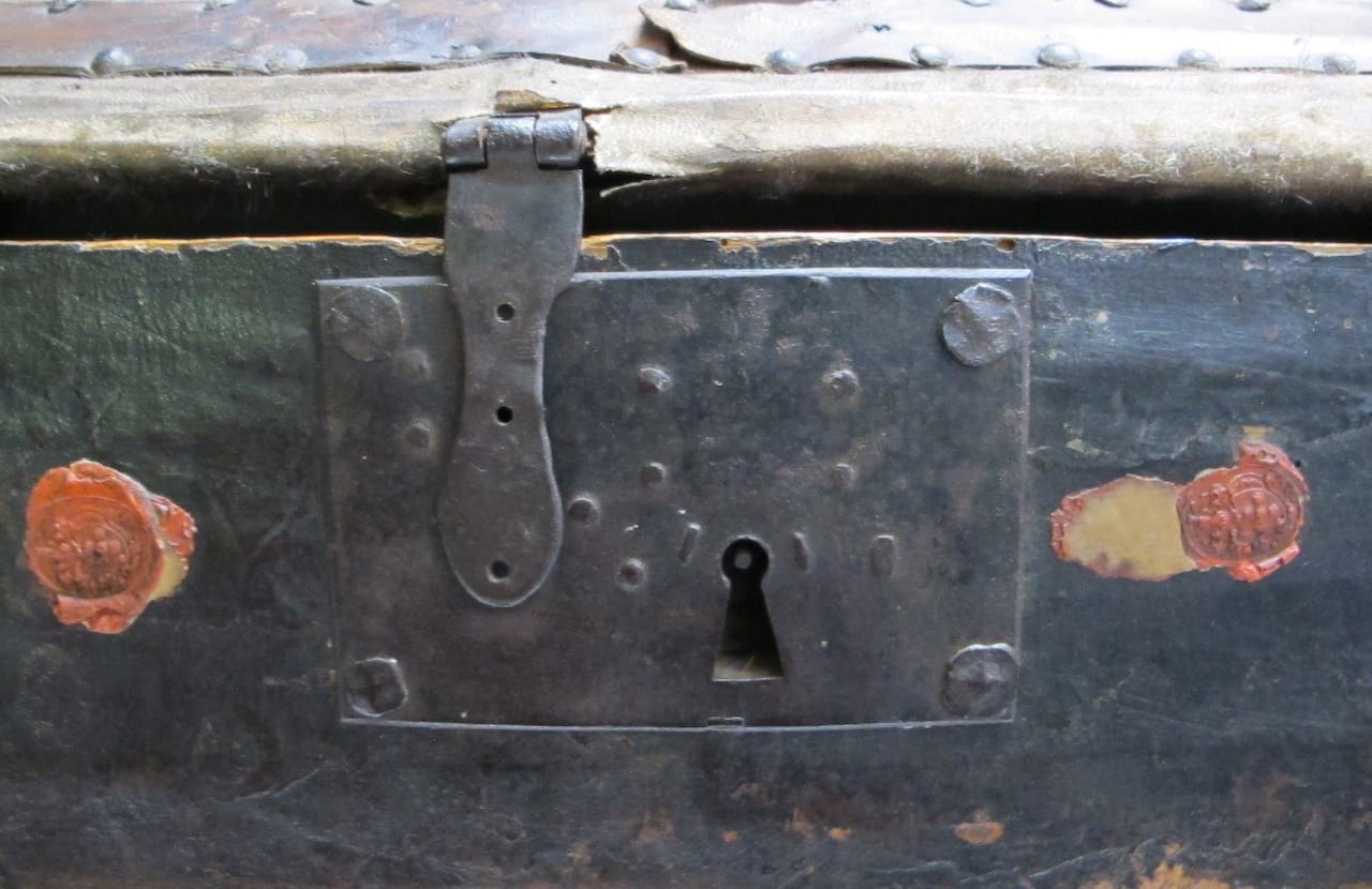 Detail of the lock on the Brienne trunk., with custom seals of red wax still visible on the left and right which would have sealed the trunk (© Signed, Sealed & Undelivered Team, 2015. Courtesy of the Museum voor Communicatie, The Hague, The Netherlands)
