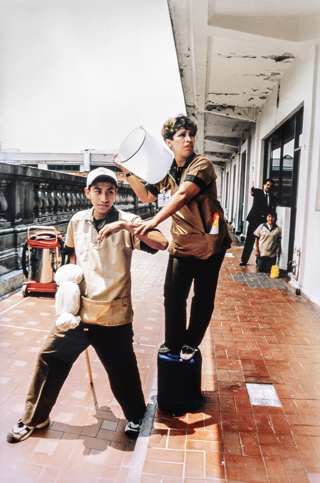 Miguel Calderón, "Empleado del mes #6 (Employee of the Month #6)" (1998), chromogenic print, 80 x 50 inches. (image courtesy of the artist and kurimanzutto, Mexico City​)