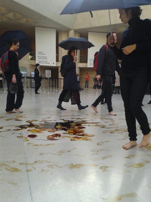 Activists performing inside the Louvre (photo by Clara Paillard)
