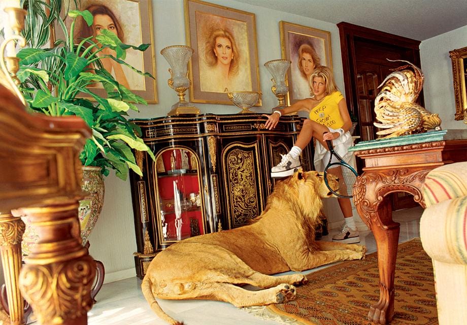 Daniela Rossell, "Untitled (Ricas y Famosas)" (1999), C-print, 30 x 40 in (76.2 x 101.6 cm) (image courtesy the artist and Greene Naftali, New York)