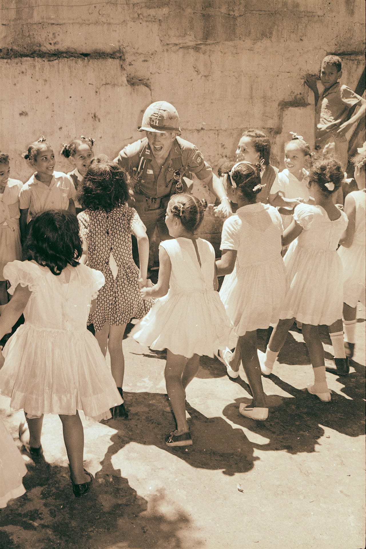 Soldier w kids WHiImageID115236