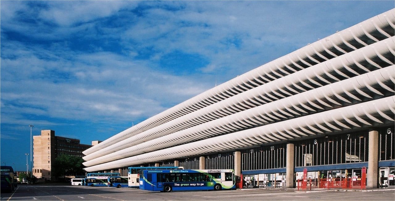 Preston Bus Station.jpg Building Design Partnership (Keith Ingham / Charles Wilson) / Ove Arup: Preston Bus Station, Lancashire, Großbritannien, 1959–1969 Foto: Dr Greg 2007 (CC BY 3.0) 