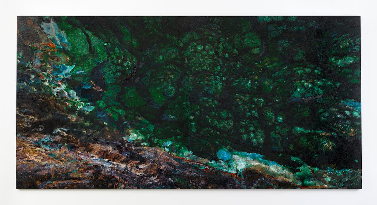 Teresita Fernández, "Malachite #2" (2015), stained glass and hand-glazed porcelain on aluminum honeycomb panel (courtesy the artist and Lehmann Maupin, New York and Hong Kong)
