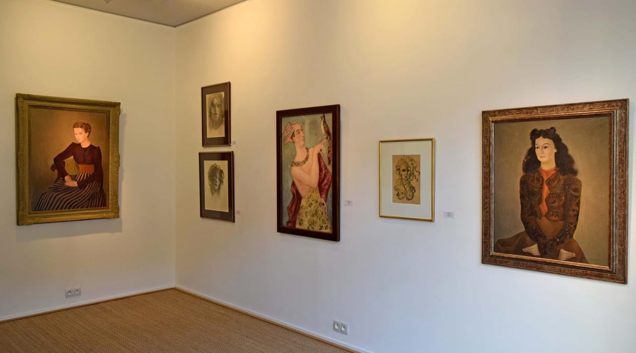 Installation view of 'Cherchez la Femme: Portraits réels et imaginaires' at Galerie Minsky