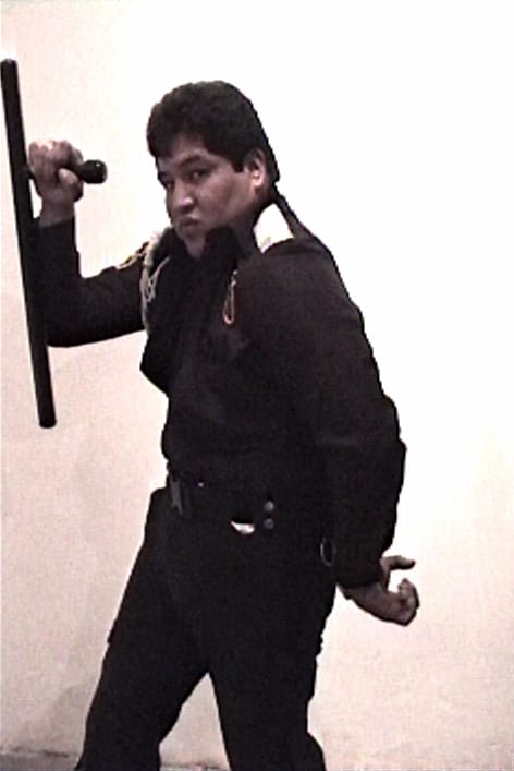 Yoshua Okón, "Poli IV," Oríllese a la Orilla, (1999–2000), video still. (image courtesy the artist)