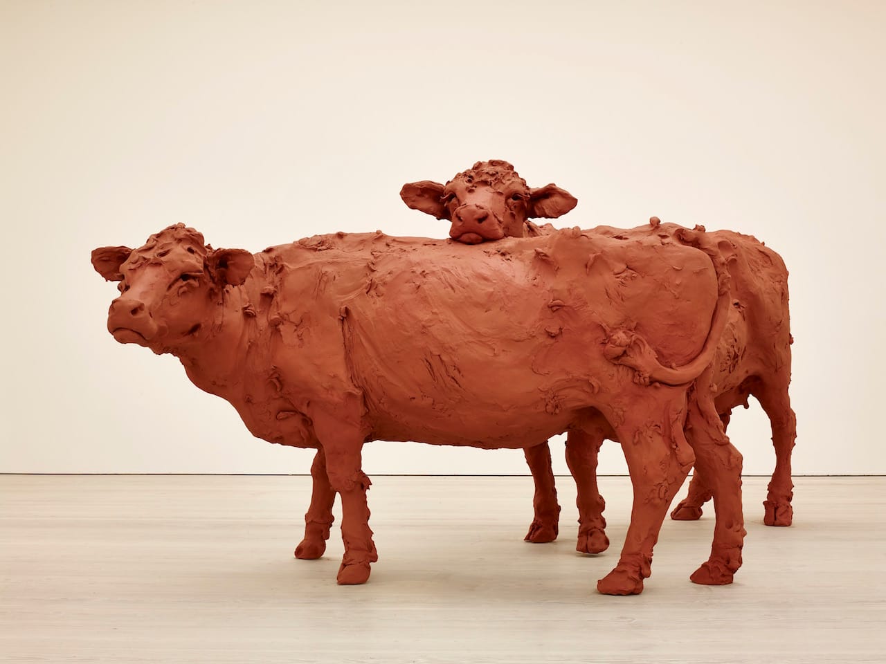Stephanie Quayle, "Two Cows" (2013), air-hardening clay, chicken wire, steel, 230 x 340 x 170 cm