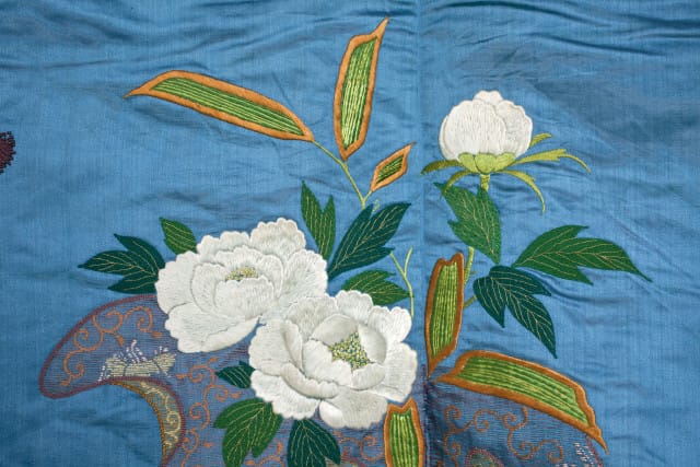 Flower-decorated woman’s kimono made sometime during the late Edo/early Meiji period (circa 1850-1880); satin silk and embroidery in silk and metallic threads; 62.4 x 46.85 inches (Khalili Collections item KX189, photo ©2015 The Khalili Family Trust)