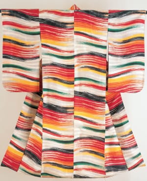 Woman’s kimono from the early Shōwa period (circa 1930-1940), decorated with wavy horizontal lines; machine-spun, plain-weave pongee silk and stencil printing of warp and weft threads; 56.69 x 48.03 inches (Khalili Collections item K46, photo ©2015 The Khalili Family Trust)