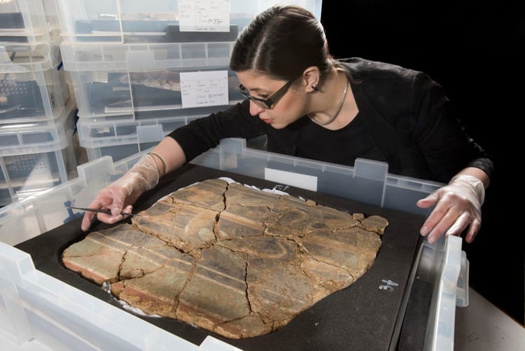 3) WEB MOLA archaeological conservator, Luisa Duarte, a section of decorated Roman wall © MOLA