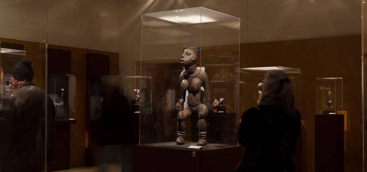 Installation view of 'Chefs-d'oeuvre de l'Afrique' (photo by Aurélie Leveau © Archives Musée Dapper)