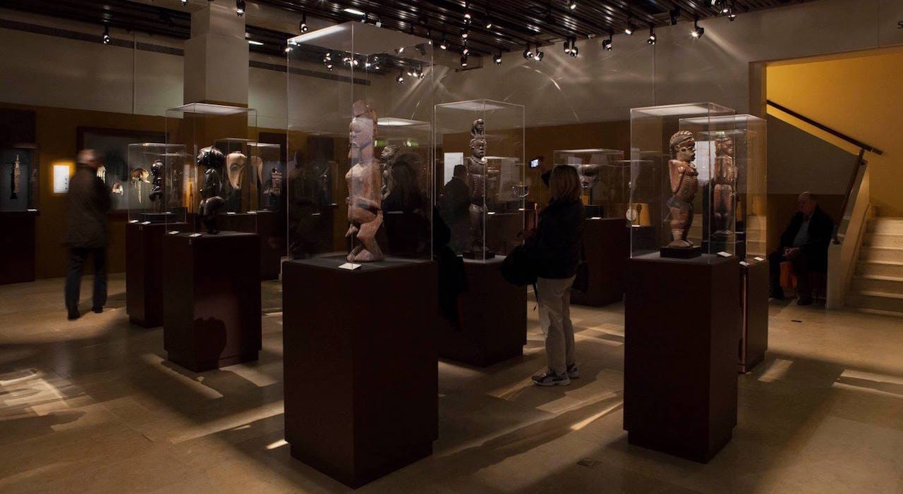 Installation view of 'Chefs-d'oeuvre de l'Afrique' (photo by Aurélie Leveau © Archives Musée Dapper)