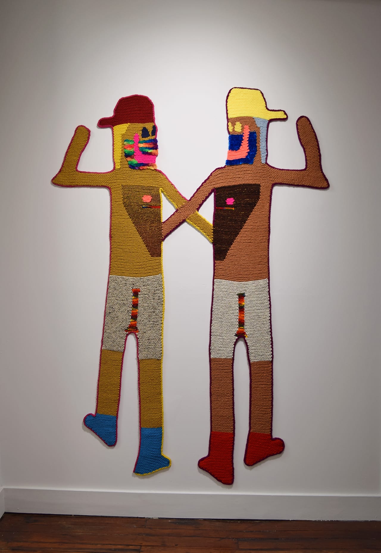 Caroline Wells Chandler, "Beach Bums" (2015), hand-crocheted assorted wool, 80" x 5" (photo by Benjamin Sutton/Hyperallergic)