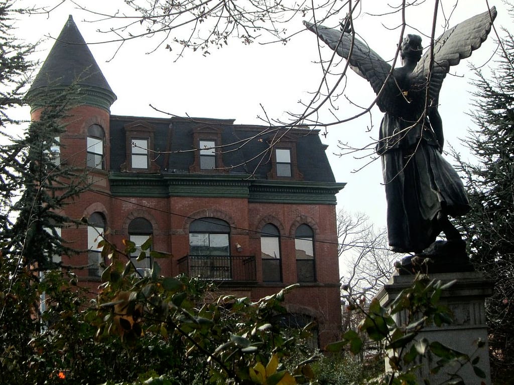 "Victory with Peace" by Pietro Montana in Bushwick's Freedom Square (photo by the author for Hyperallergic)