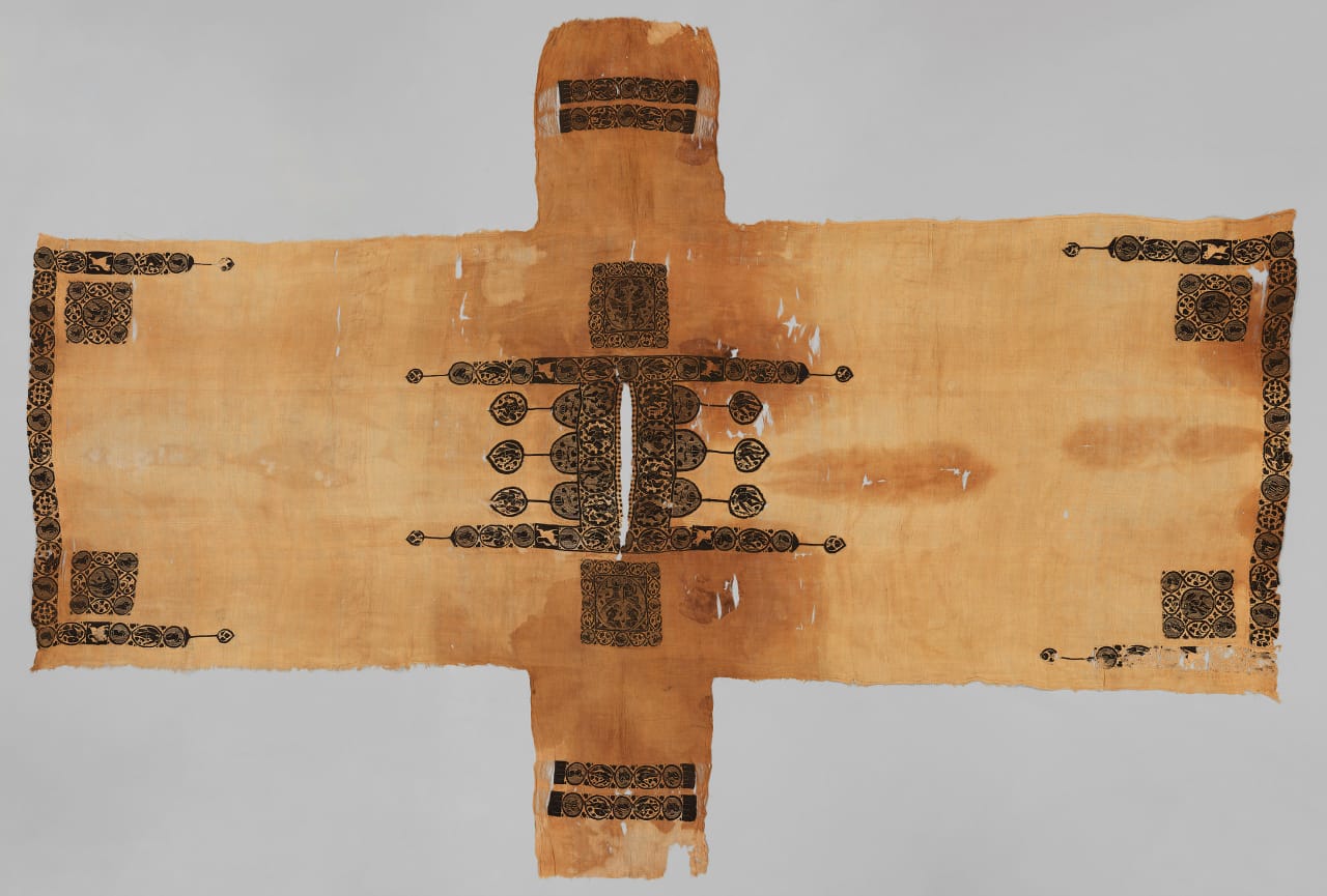 Tunic with Dionysian motifs, tapestry weave of dyed wool, undyed linen, plain (tabby) ground weave of undyed linen (Panopolis (Akhmim), Egypt, early 6th century CE) (© The Metropolitan Museum of Art, courtesy Art Resource, NY)