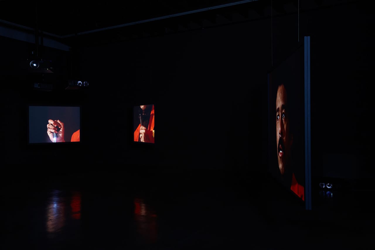 Glenn Ligon, "Live" (2014), seven-channel video, 80 min, installation view in 'Glenn Ligon: We Need To Wake Up Cause That’s What Time It Is,' Luhring Augustine Bushwick, Brooklyn, NY (January 16–April 17, 2016) (photo by Farzad Owrang; © Glenn Ligon; courtesy the artist, Luhring Augustine, New York, Regen Projects, Los Angeles, and Thomas Dane Gallery, London)